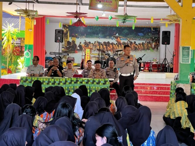 
					Ditlantas Polda Riau Laksanakan Program Police Goes to School di SMAN 7 Pekanbaru, Edukasi Keselamatan Lalu Lintas dan Himbauan Pergaulan Sehat untuk Pelajar.