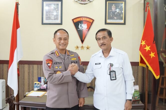 
					Tingkatkan Sinergitas Dengan Polisi, Kepala Lapas Pekanbaru Ikuti Kunjungan ke Satuan Brimob Polda Riau.