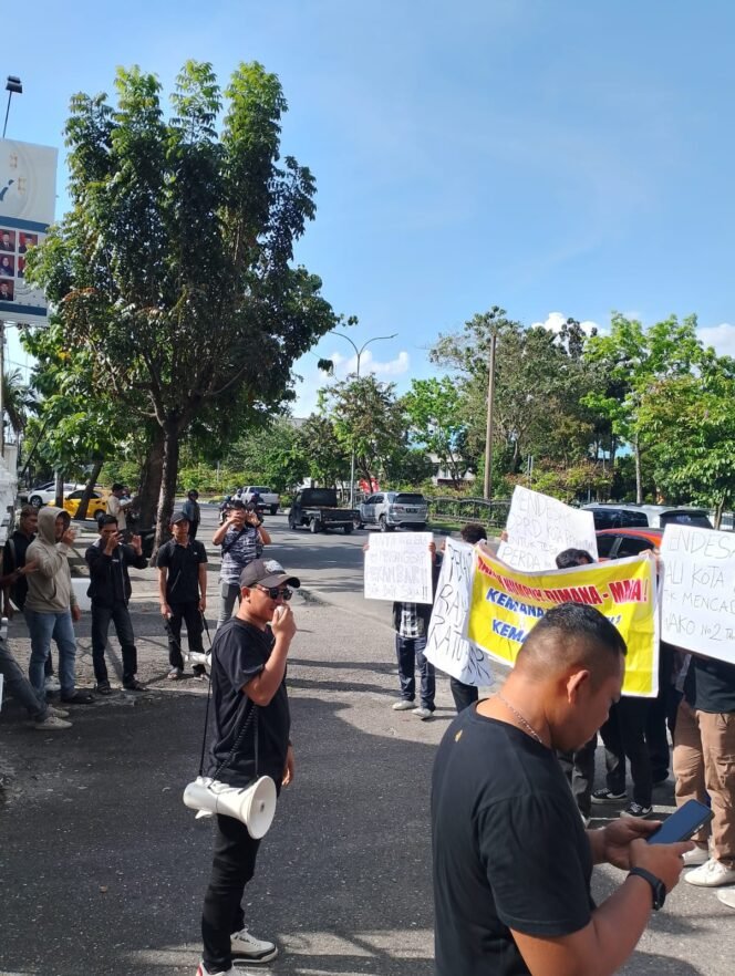 
					Sampah Banyak Menumpuk, BALAPATISIA Turun Kembali Lakukan Unjuk Rasa Jilid Meminta Wali Kota Pekanbaru Bertanggung Jawab.