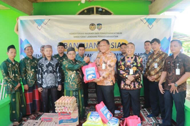 
					Pererat Silaturahmi, Lapas Pasir Pangaraian Salurkan Sembako ke Ponpes Raudhatussalam.