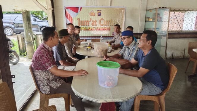 
					Dekatkan Diri dengan Warga, Polsek Cerenti Gelar Jumat Curhat di Desa Kampung Baru.