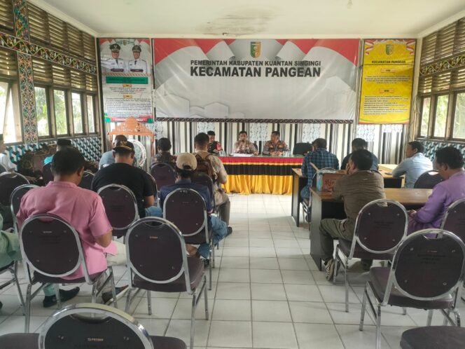 
					Polsek Pangean Hadiri Rapat Kedua Pembentukan Panitia Pacu Jalur Tradisional di Tepian Rajo Kecamatan Pangean