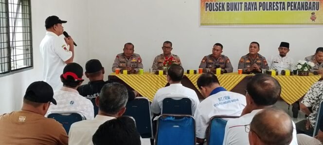 
					Polresta Pekanbaru Gelar Jum’at Curhat Bersama Polsek Bukit Raya di Kelurahan Sidomulyo Timur 
