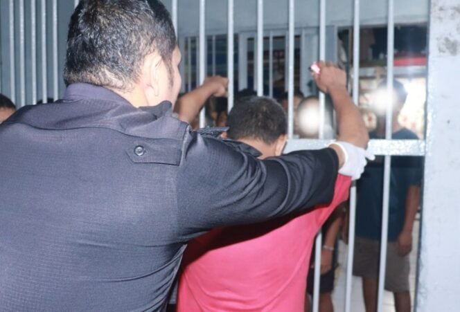 
					Lapas Pasir Pangaraian Intensifkan Razia Malam, Amankan Barang Terlarang di Kamar WBP.