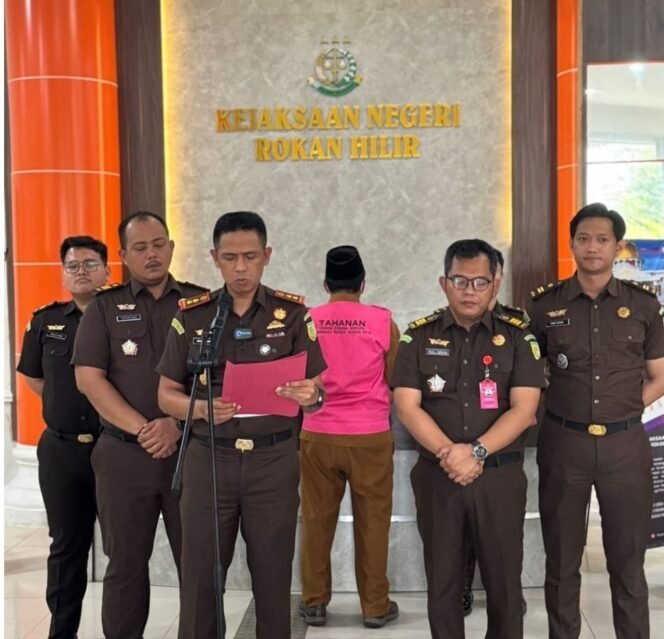 
					Kejari Rohil Tahan PPTK Proyek SMPN 4 Panipahan, Dugaan Korupsi Capai Lebih dari Rp1 Miliar.