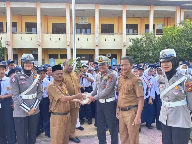 
					Satlantas Polres Rokan Hulu Gelar “Police to Go School” dan Penanaman Pohon di SMPN 1 Rambah