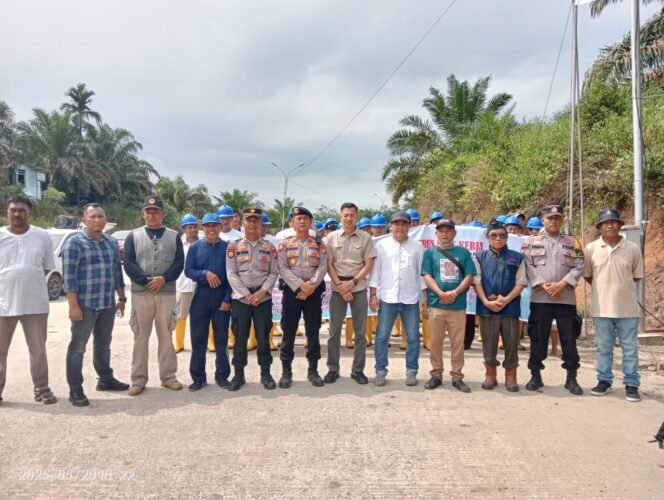 
					Aksi Damai Pekerja dan Warga Sigatal di PT RSM, Manajemen Tak Hadir Temui Massa.