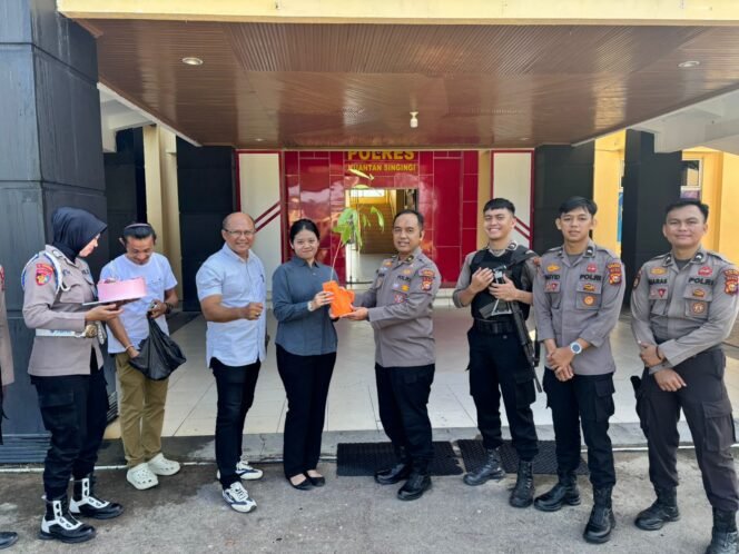 
					Polres Kuansing Beri Bibit Pohon Untuk Personel Yang Berulang Tahun Sebagai Wujud Apresiasi Dan Dukungan Terhadap Penghijauan