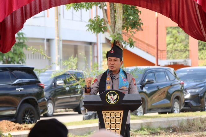 
					Kapolda Riau Lakukan Kunjungan Kerja Ke Polres Kuansing Dan Tanam Pohon Bersama Untuk Lestarikan Lingkungan