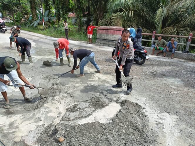 
					Demi Keselamatan Warga, Polsek Tambusai Utara Bersama BKO Sat Lantas Polres Rohul Perbaiki Jalan Rusak.