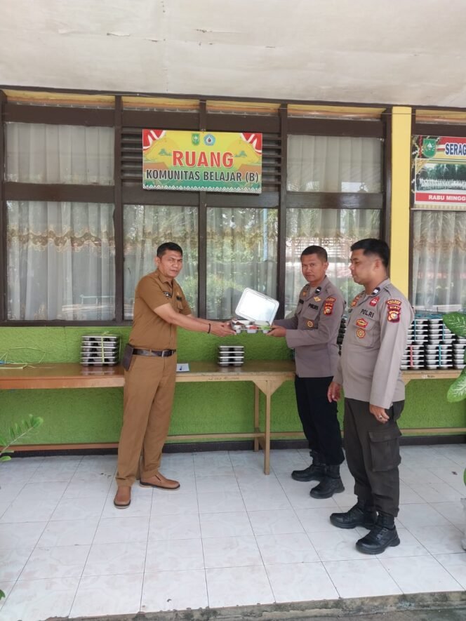 
					Polsek Kuantan Tengah Pantau Pembagian 626 Porsi Makanan Bergizi di SMA N 1 Teluk Kuantan