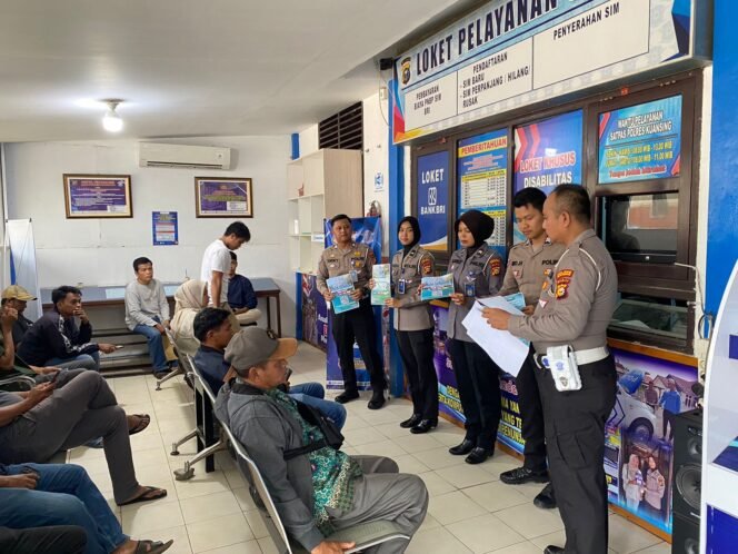
					Satlantas Polres Kuansing Sosialisasikan Riau Bhayangkara Run kepada Masyarakat Pemohon SIM di Satpas 0925