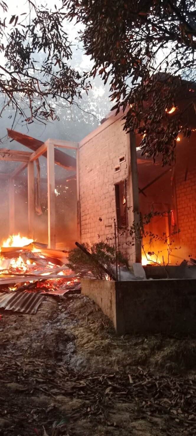 
					Hanguskan Rumah Warga di Koto Sentajo, Diduga Akibat Korsleting Listrik.