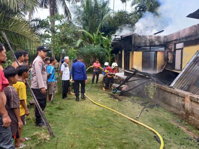 
					Respon Cepat Damkar Rohul & Polsek Rambah Turun Langsung Bantu Korban Kebakaran di Bangun Purba   