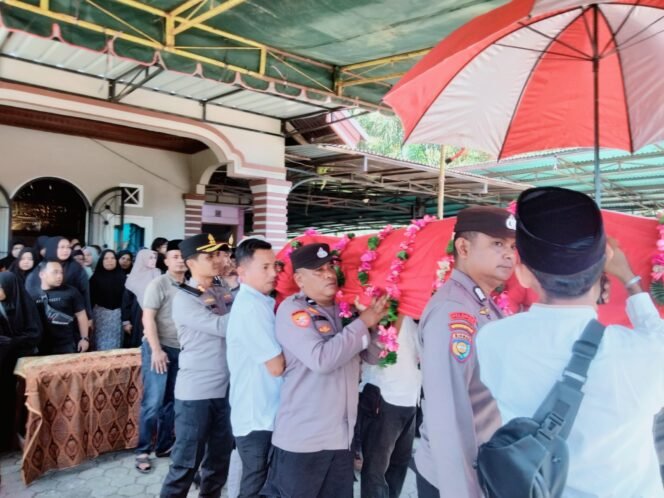 
					Kapolres AKBP Emil Eka Putra, S.I.K, M.Si Hadiri Upacara Penyerahan dan Pemakaman Jenazah Almarhum AIPTU RUDI KARMANI.