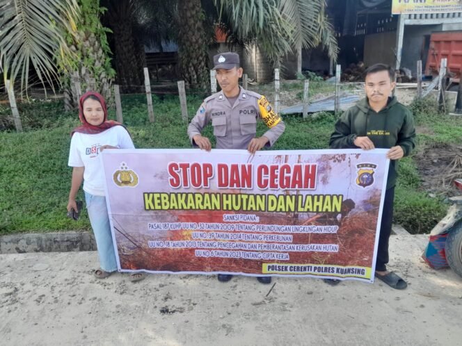 
					Polsek Cerenti Pasang Spanduk Larangan Karhutla dan Sosialisasikan Dampaknya Kepada Masyarakat