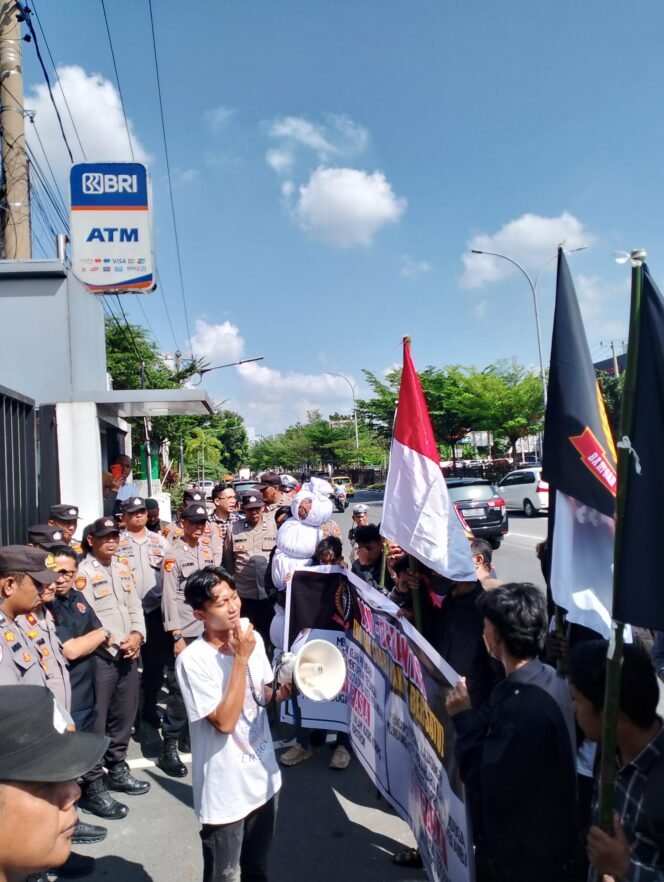 
					Hukum Mati, Pocong Bangkit! LSM BERANTAS ‘Kafani’ Kejari Pekanbaru di Tengah Jalan.