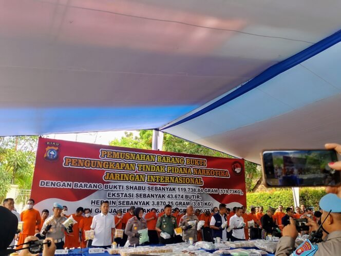 
					Polda Riau Musnahkan Narkotika Jaringan Internasional Senilai Ratusan Miliar Rupiah