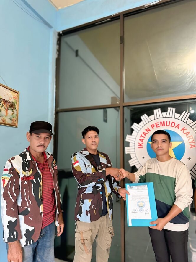 
					Resmi Nahkodai SAPMA IPK Pekanbaru, Johan Manurung Terima SK Kepengurusan pada Senin Bersejarah.