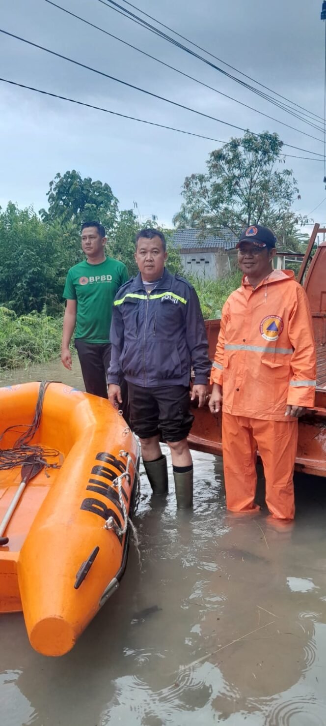 
					Bhabinkamtibmas dan Pihak Kelurahan Evakuasi Warga Terdampak Banjir di Tangkerang Labuai, Pekanbaru 