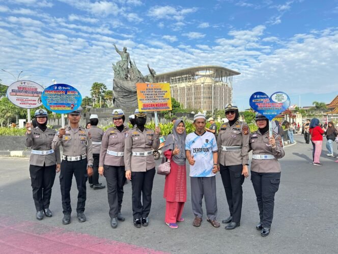 
					Sempena Harlah Pancasila, Ditlantas Polda Riau Gelar Kampanye Keselamatan Berlalu Lintas di CFD Pekanbaru.