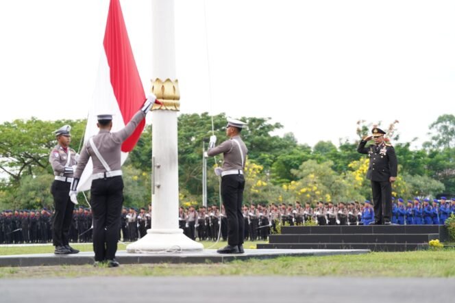 
					Polda Riau Gelar Upacara Peringatan Hari Lahir Pancasila, Bripka Agus Budiadi Terima Penghargaan Atas Prestasi Gemilang.