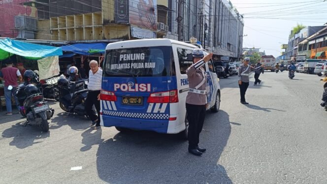 
					Tim Penling Ditlantas Polda Riau Edukasi Masyarakat dan Pedagang Pasar Pagi Soal Tertib Berlalu Lintas