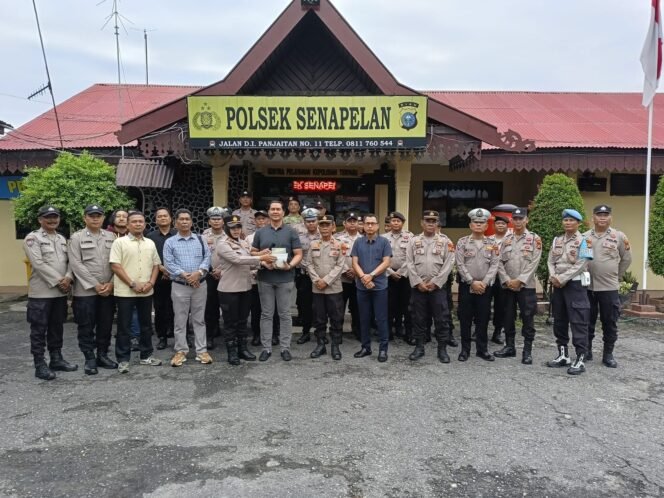 
					Polsek Senapelan Tanamkan Nilai Hijau melalui Pemberian Bibit Tanaman kepada Personel yang Berulang Tahun