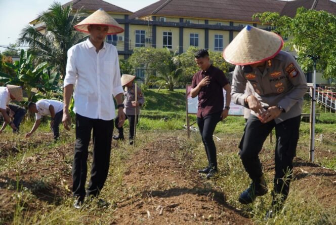 
					Dukung Program Indonesia Swasembada Pangan, Polres Rohul Gelar Penanaman Benih Jagung.