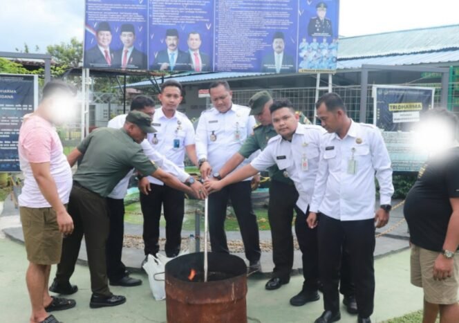 
					Lapas Aman, Binaan Nyaman: TNI dan Lapas Pasir Pangaraian Sisir Blok Hunian.