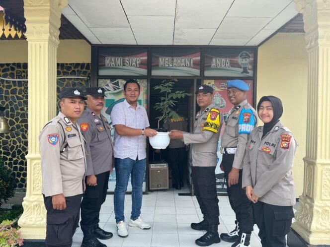
					Polsek Kuantan Hilir Gelar Kegiatan Pemberian Bibit Pohon Kepada Personel yang Berulang Tahun, Wujud Kepedulian dan Dukungan Program Penghijauan.
