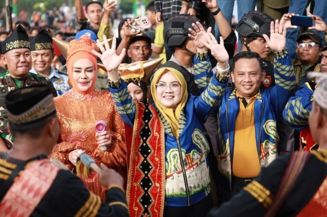 
					Afni-Syamsurizal Dilantik, Iyeth Bustami Meriahkan Pesta Rakyat Siak.