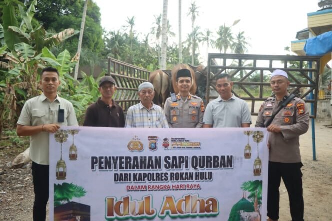 
					Idul Adha 1446 H, Polres Rohul Salurkan 14 Hewan Qurban Ke Masjid Diberbagai Desa.
