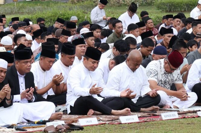
					Pelaksanaan Sholat Idul Adha 1446 H di Mapolda Riau: Tingkatkan Iman, Takwa, dan Kepedulian Sosial Menuju Polri Presisi.