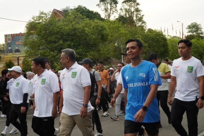 
					Dampingi Bupati Anton, Kapolres Rohul Ikuti Jalan Santai Semarak Hari Lahir Pancasila.