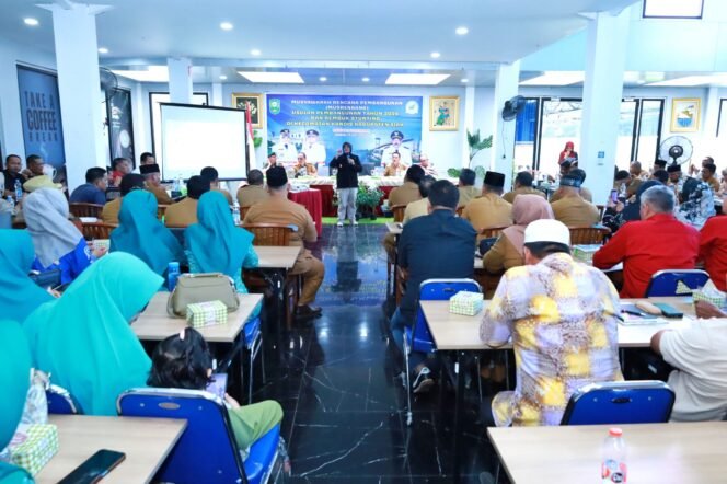 
					Berkeadilan, tahun 2025 Bupati Afni akan membangun jalan di semua Kecamatan. 