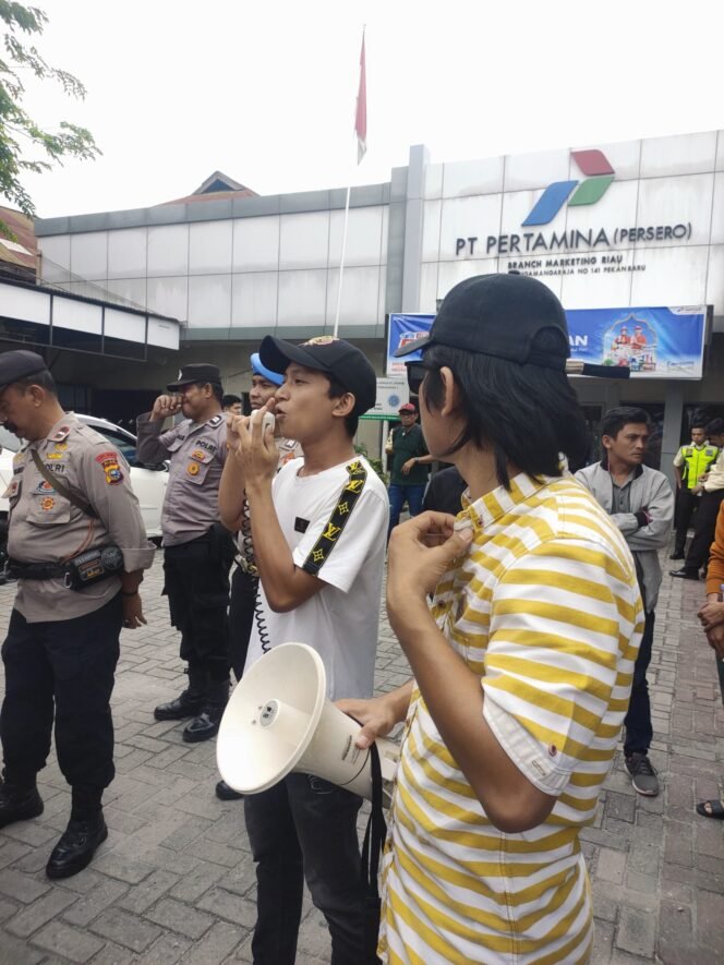 
					Teriakan AMPUN Menggema di Sisingamangaraja! Pertamina Didemo, Isu Pertamax Oplosan Meledak.