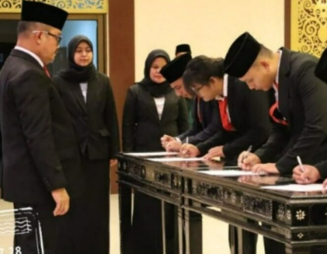 
					Veazanol Kosuma Resmi Jabat Anggota MPDN Rokan Hulu, Dilantik Oleh Kakanwil Kemenkum Riau.