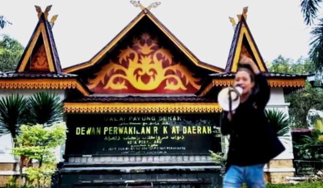 
					Cep Permana Galih Ultimatum DPRD Riau: Bentuk Pansus atau Gedung Ini Kami Duduki!