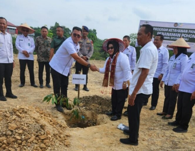 
					Sinergi Pemasyarakatan: Lapas Pasir Pangarayan Hadiri Penandatanganan Kerja Sama dan Aksi Tanam Pohon