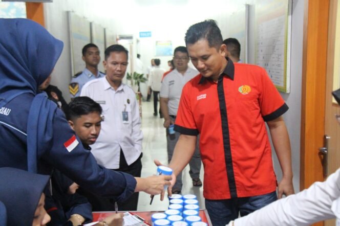 
					Gandeng BNN Pekanbaru, Petugas dan Warga Binaan Lapas Pekanbaru Gelar Tes Urin.