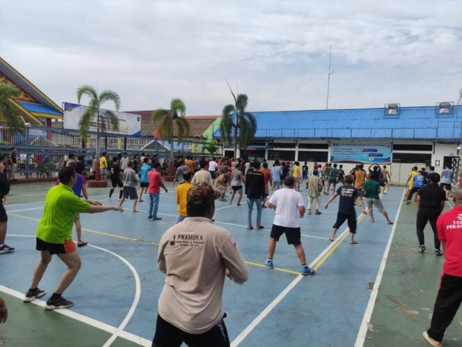 
					Gaya Hidup Sehat, Warga Binaan Lapas Pekanbaru Rutin Laksanakan Senam Pagi.