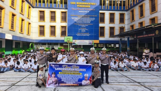 
					Dirlantas Polda Riau Pimpin Langsung Kegiatan Police Goes to School Dan Green Policing di SMK MUHAMMADIYAH 1 PEKANBARU