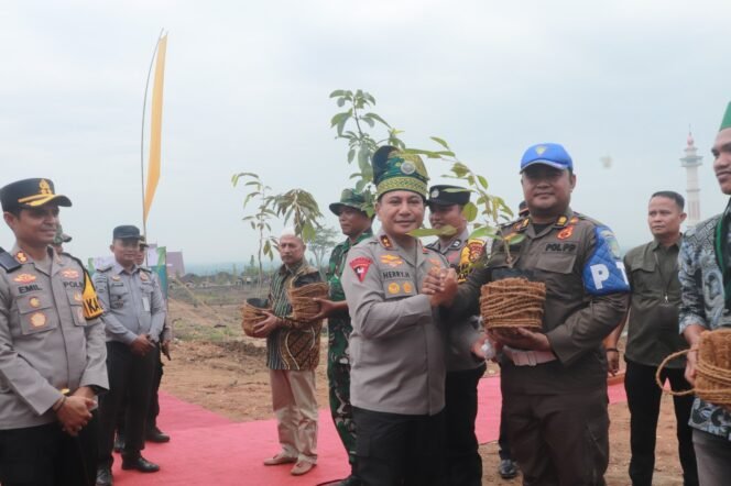 
					Hijaukan Rokan Hulu, Lapas Pasir Pangarayan Turut Sukseskan Gerakan Kapolda Riau.