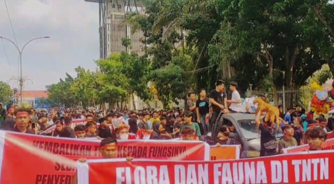 
					Kampanye Akbar Penyelamatan TNTN: Ribuan Mahasiswa dan Masyarakat Riau Bergerak, Negara Tak Boleh Kalah dari Mafia Sawit.