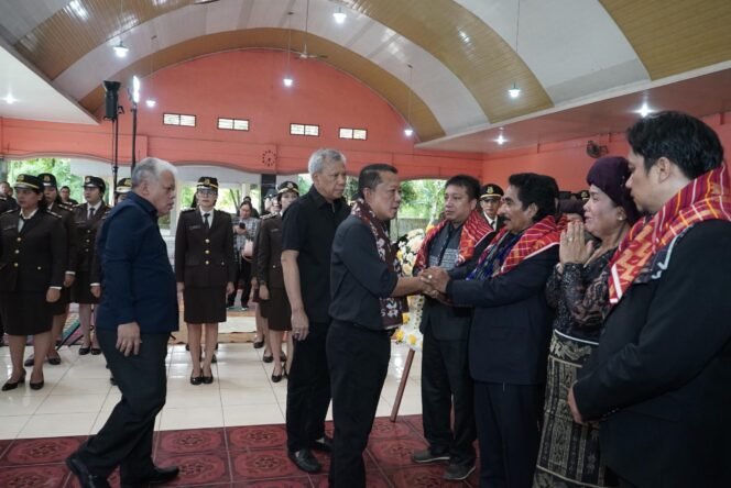 
					JAM Pidsus, Kapuspenkum dan Kajati Ikuti Upacara Penyerahan Jenazah Calon Jaksa Alm. Reynanda Primta Ginting.