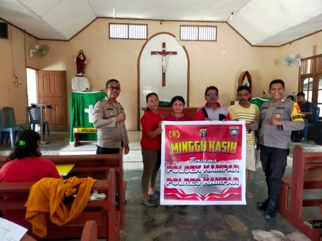 
					Polsek Kampar Jalin Keakraban dengan Jemaat, Patroli Minggu Kasih Amankan Ibadah di Rumbio Jaya.