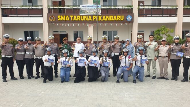 
					Ditlantas Polda Riau Tanamkan Budaya Tertib dan Cinta Lingkungan Lewat Police Goes To School