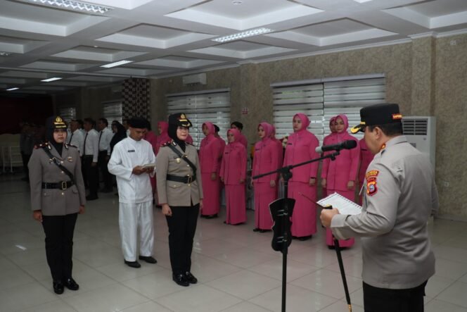 
					Kompol Dwi Krismiyati Resmi Jabat Kapolsek Senapelan, Sertijab Dipimpin Kapolresta Pekanbaru.