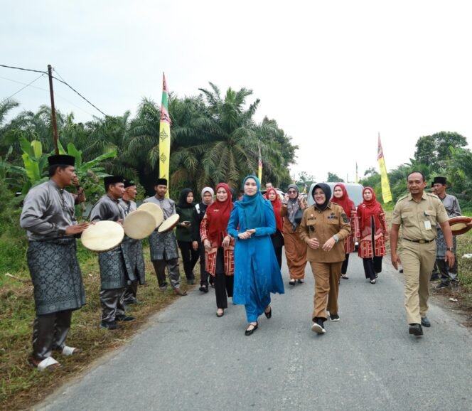
					Bupati Siak dampingi Istri Gubernur Riau temui Kader Posyandu Rawang Air Putih 